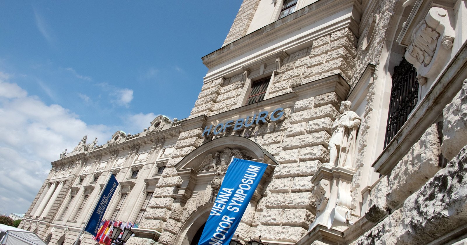 Die Hofburg mit Flaggen des Wiener Motorensymposiums